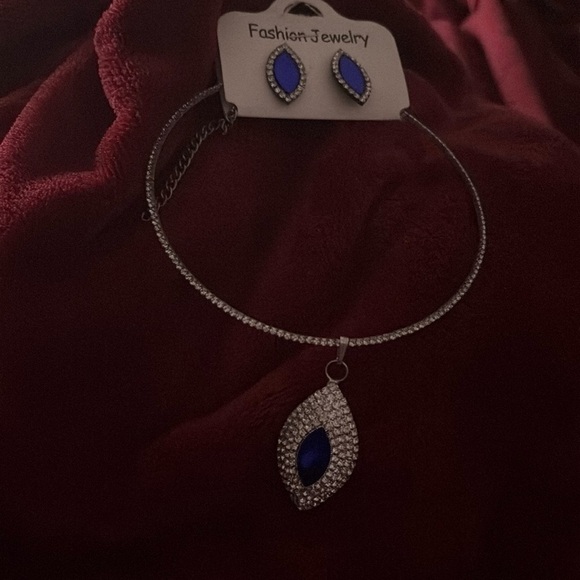 Elegant Silver and Blue Necklace Set - Picture 13 of 14